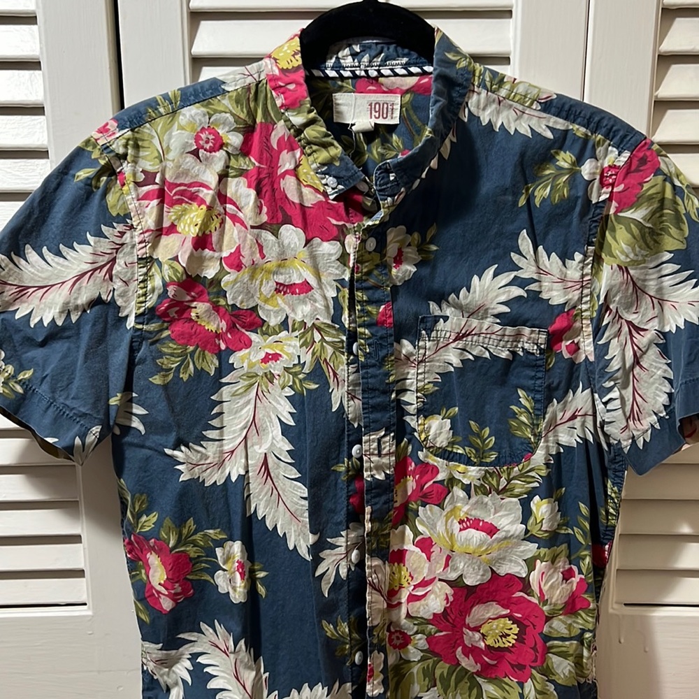 1901 Shortsleeve floral button down